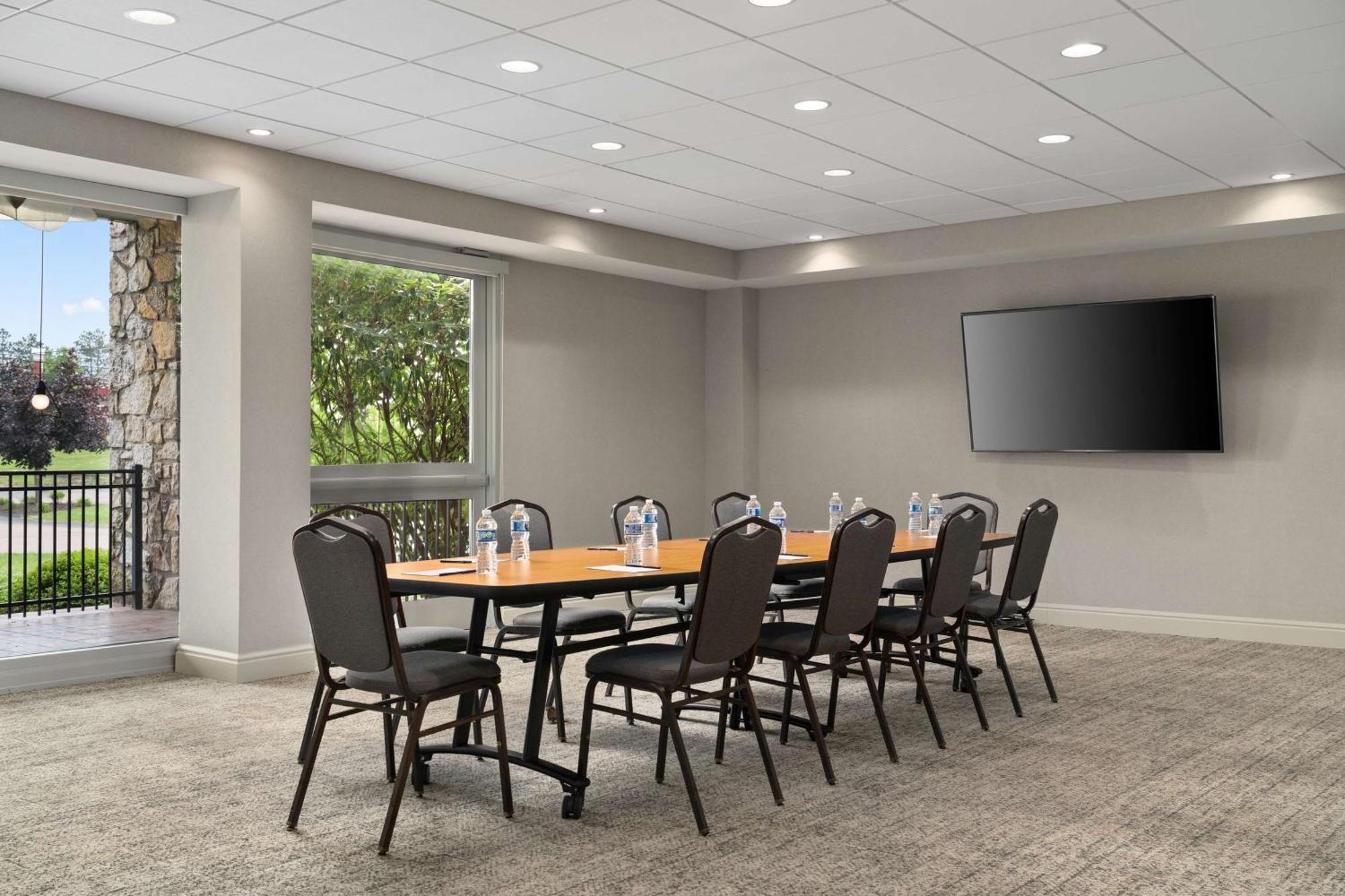 Doubletree By Hilton Pittsburgh Airport Hotell Moon Township Exteriör bild